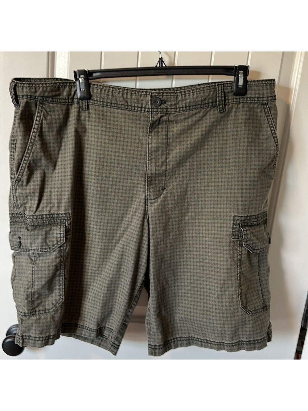 IZOD 100% cotton size 42 cargo shorts Green/black small check Good shape 1 stain